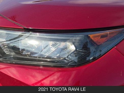 Used 2021 Toyota RAV4 LE FWD image 10