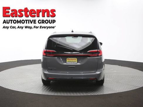 Used 2023 Chrysler Pacifica Touring-L FWD image 37