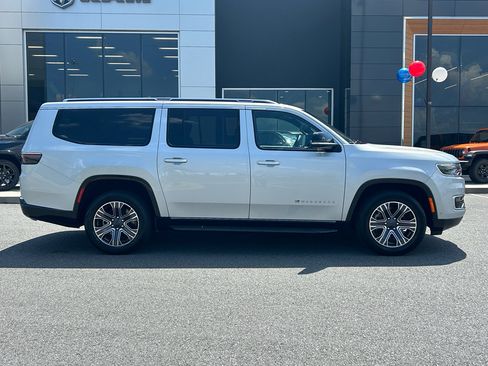 Used 2024 Jeep Wagoneer L Series II image 2