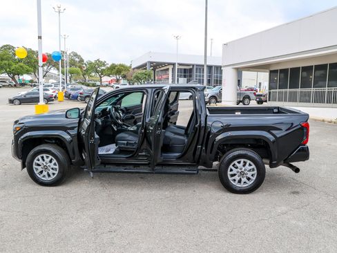 Certified 2025 Toyota Tacoma SR5 w/ SR5 Upgrade Package AWD/4WD image 11