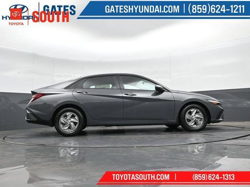 Used 2025 Hyundai Elantra SE FWD image 33