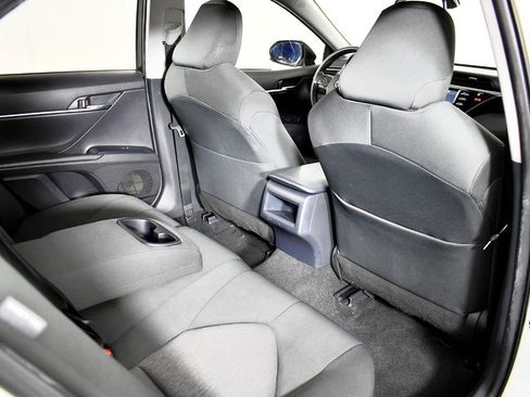 Used 2018 Toyota Camry LE image 23