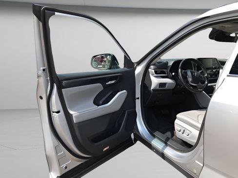 Used 2021 Toyota Highlander XLE AWD/4WD image 13