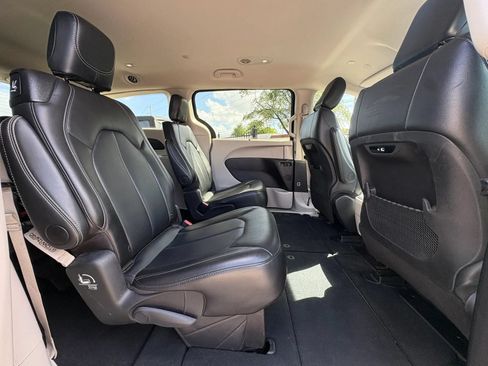 Used 2024 Chrysler Pacifica Touring-L FWD image 19