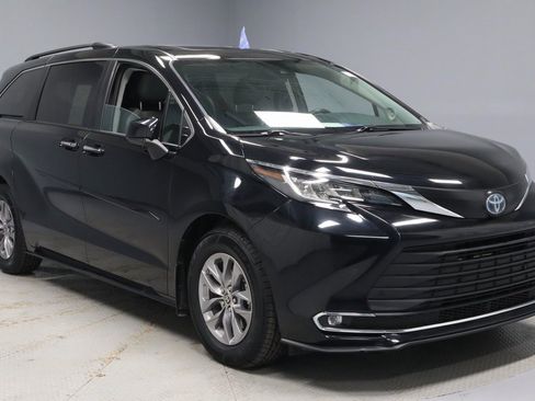 Used 2022 Toyota Sienna XLE image 1