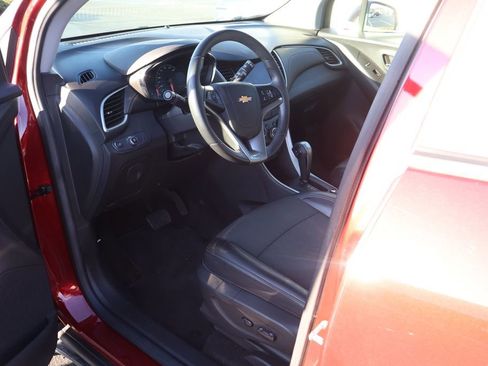 Used 2022 Chevrolet Trax LT w/ LT Convenience Package image 8