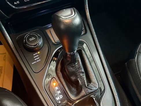 Used 2019 Jeep Cherokee Limited AWD/4WD image 18