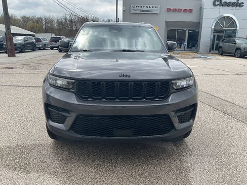 Used 2023 Jeep Grand Cherokee Altitude AWD/4WD image 2