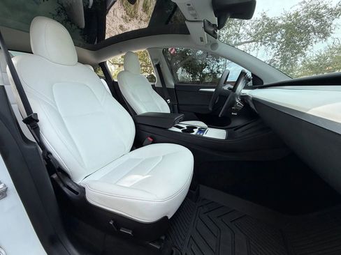 Used 2022 Tesla Model Y Long Range image 23