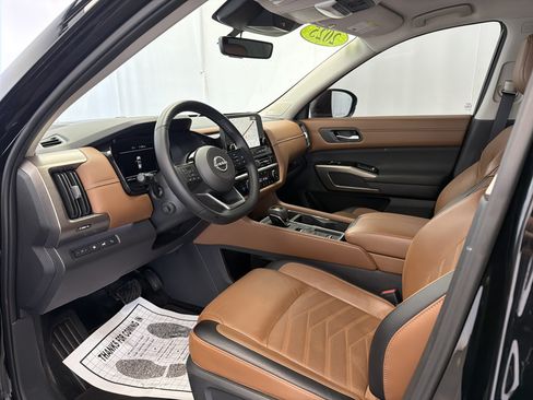 Used 2025 Nissan Pathfinder Platinum w/ Cargo Package FWD image 7