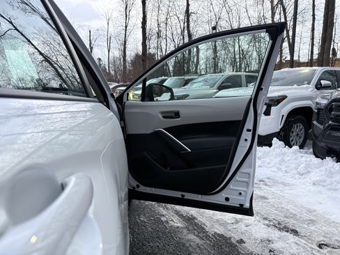 Used 2022 Toyota Corolla Cross L image 31