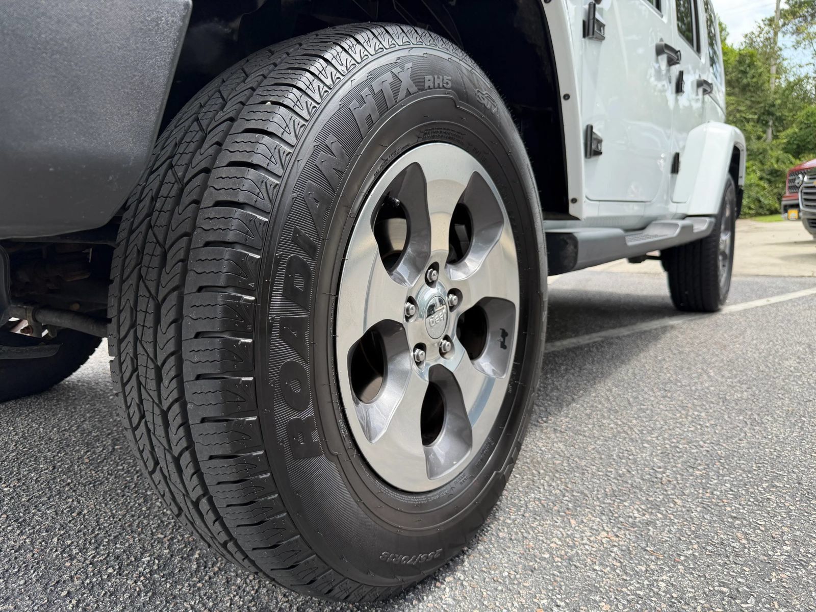 Used 2018 Jeep Wrangler Unlimited Sahara AWD/4WD image 26