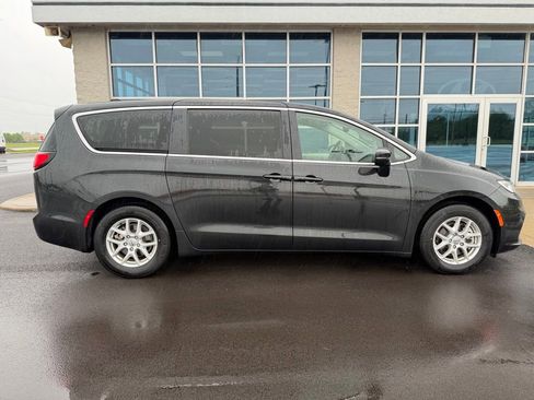 Used 2023 Chrysler Pacifica Touring-L FWD image 4