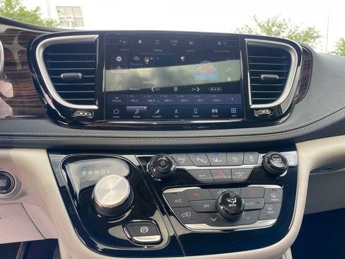 Used 2022 Chrysler Pacifica Limited FWD image 17