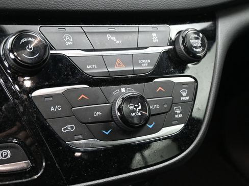 Used 2018 Chrysler Pacifica Touring Plus w/ S Appearance Package image 14