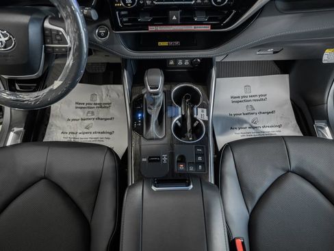 New 2026 Toyota Highlander Platinum image 29