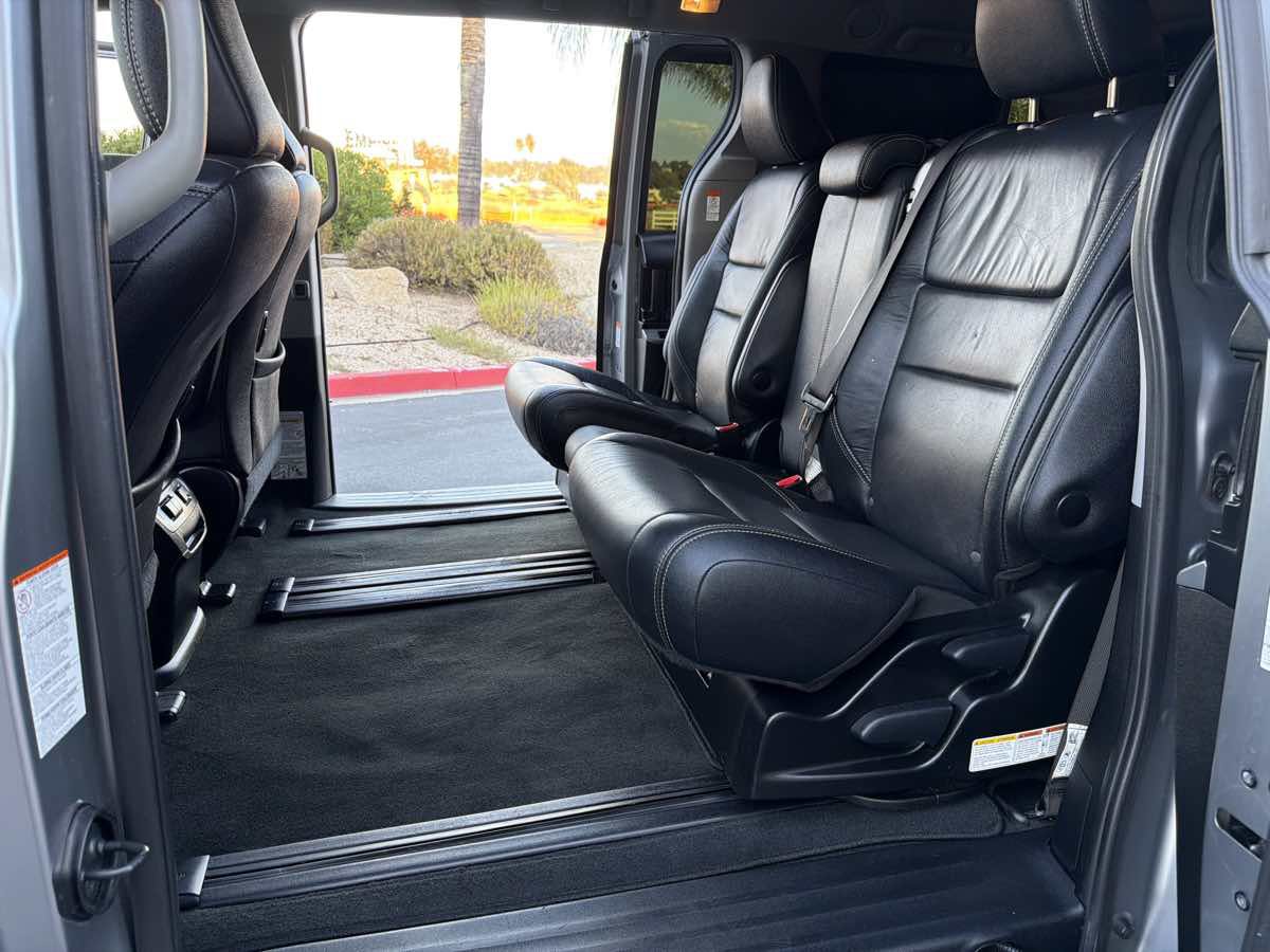 Used 2018 Toyota Sienna SE FWD image 38