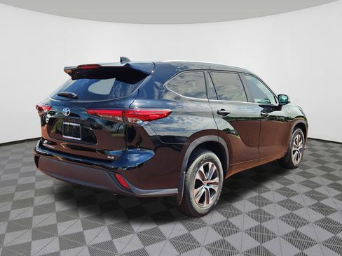 Used 2023 Toyota Highlander XLE FWD image 4