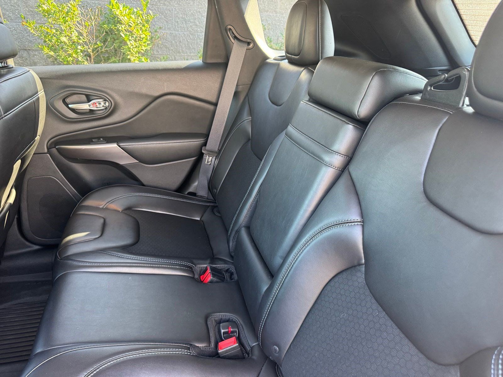 Used 2019 Jeep Cherokee Latitude Plus w/ Comfort/Convenience Group FWD image 18
