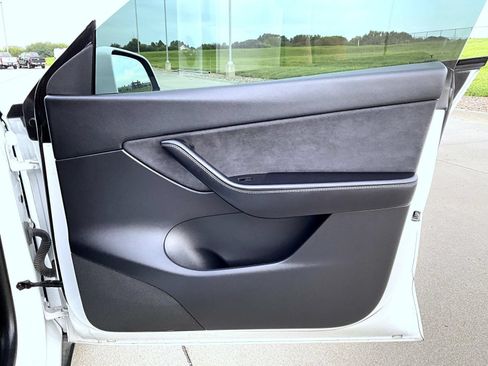 Used 2021 Tesla Model Y Long Range AWD/4WD image 18