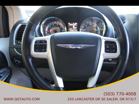 Used 2016 Chrysler Town & Country Touring w/ Driver Convenience Group image 30