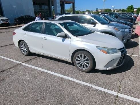 Used 2016 Toyota Camry XLE w/ Moonroof Package image 3