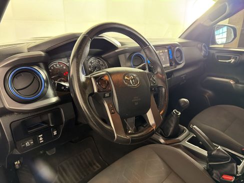 Used 2016 Toyota Tacoma TRD Sport image 4