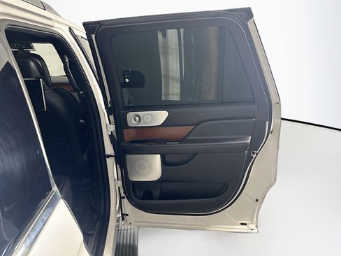 Used 2019 Lincoln Navigator L Reserve image 34