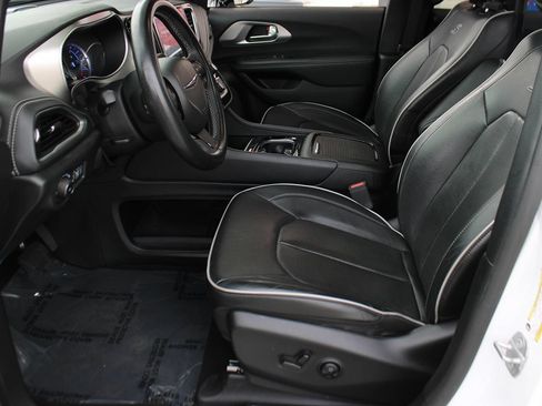Used 2023 Chrysler Pacifica Limited w/ S Appearance Package FWD image 13