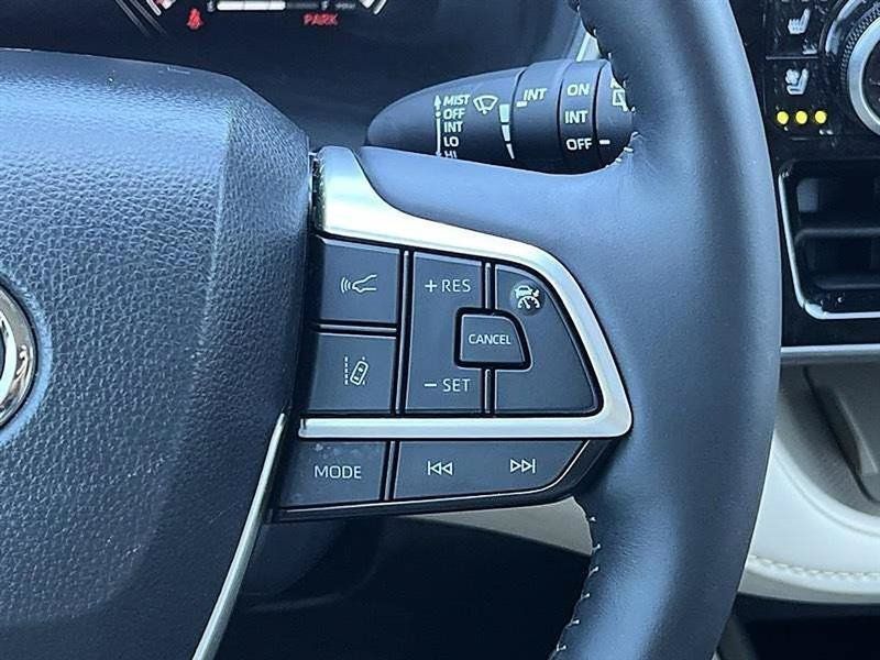 Used 2025 Toyota Highlander Limited FWD image 24