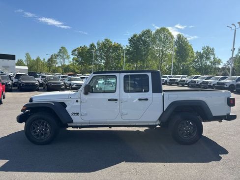 Used 2025 Jeep Gladiator Sport AWD/4WD image 2