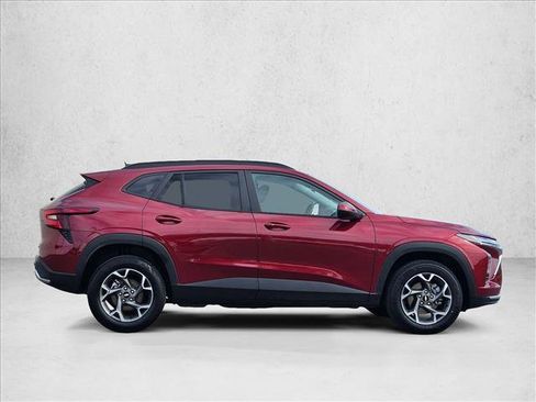 Used 2025 Chevrolet Trax LT w/ LT Convenience Package FWD image 4