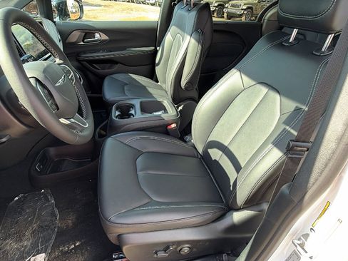 New 2026 Chrysler Pacifica Select image 16