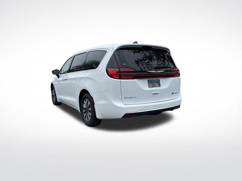 Used 2024 Chrysler Pacifica Select image 5