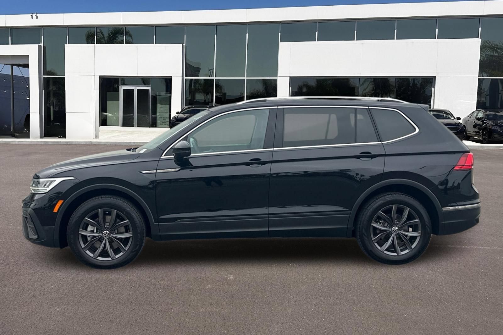 Used 2023 Volkswagen Tiguan SE w/ Panoramic Sunroof Package FWD image 6