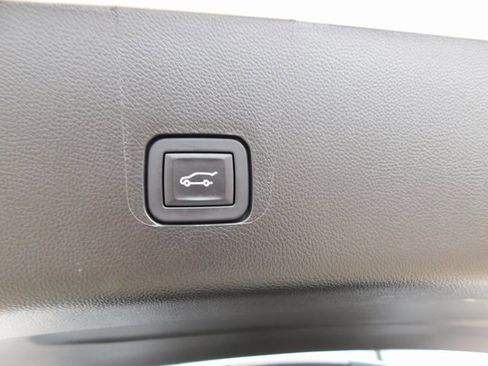 Used 2023 Chevrolet Traverse LT image 23