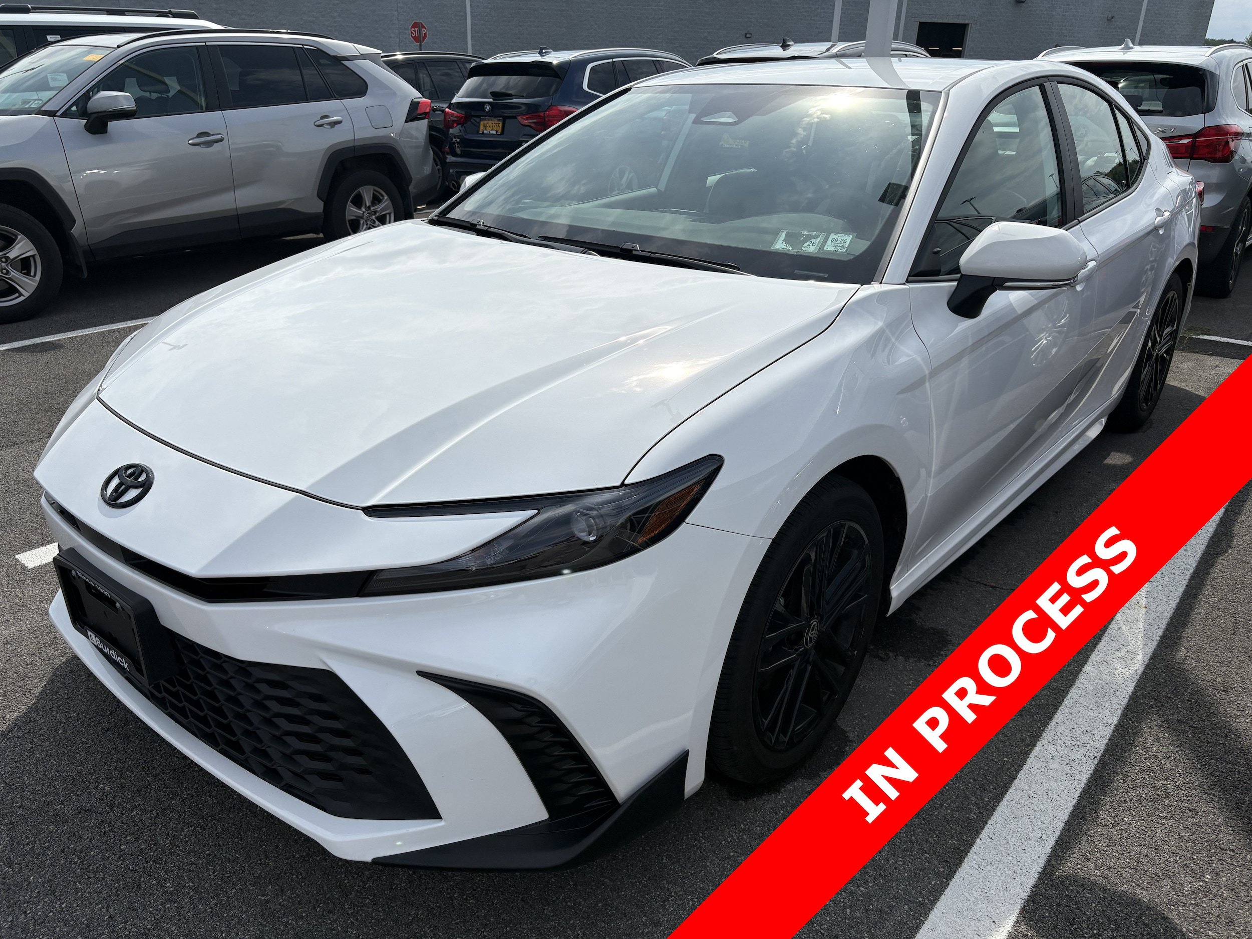 Used 2025 Toyota Camry SE FWD image 1