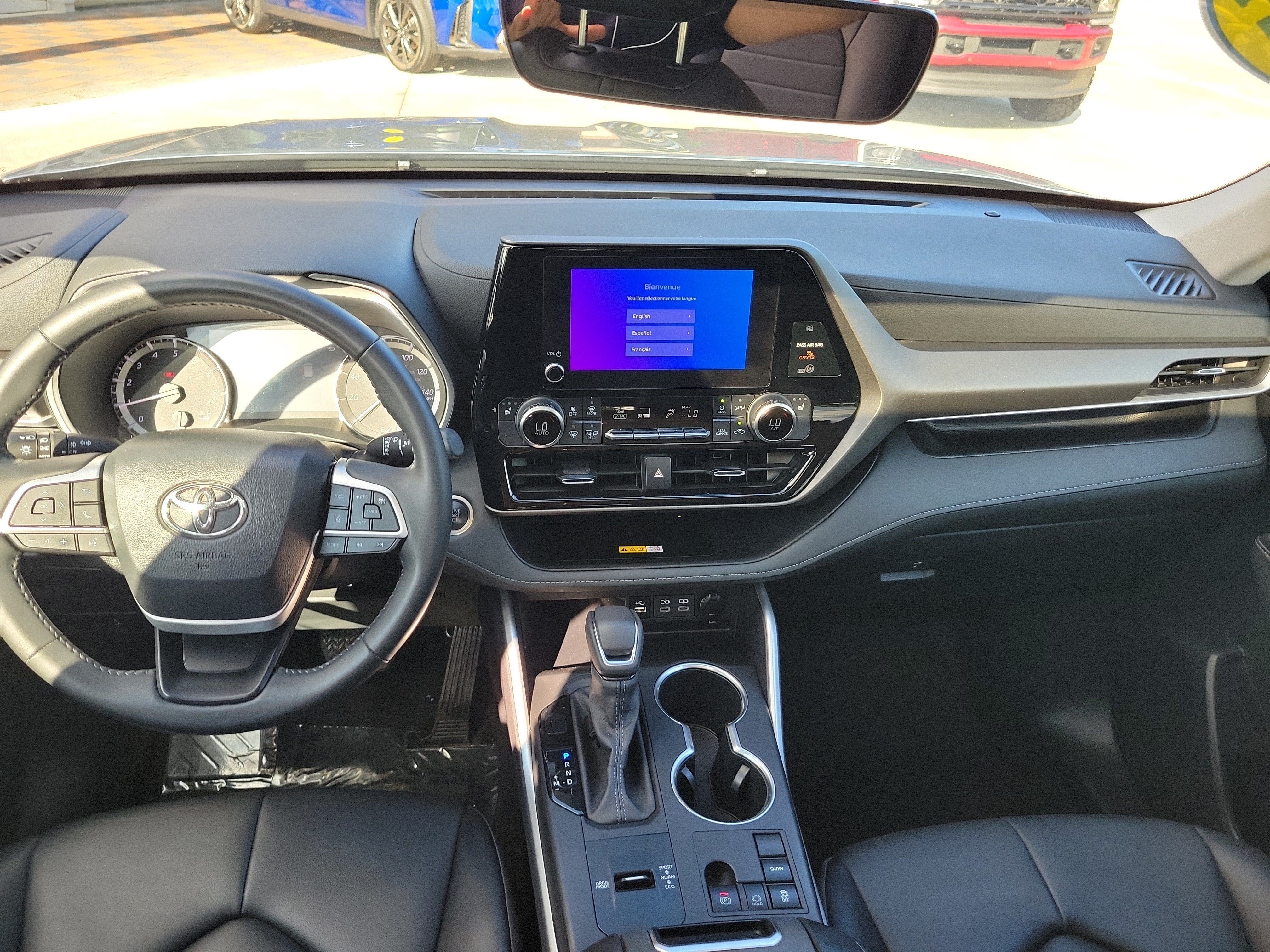 Used 2024 Toyota Highlander XLE FWD image 19