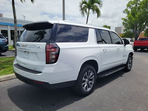 Used 2024 Chevrolet Suburban LT w/ Luxury Package RWD image 4