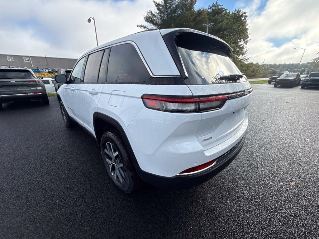 New 2027 Jeep Grand Cherokee Laredo X AWD/4WD image 3