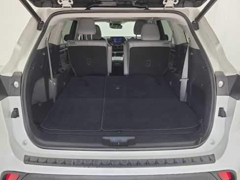 Used 2023 Toyota Highlander XLE FWD image 12