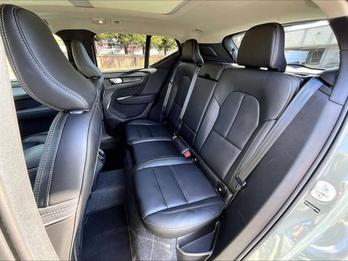 Used 2025 Volvo XC40 B5 Plus image 29