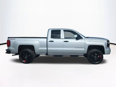 Used 2018 Chevrolet Silverado 1500 LT w/ Redline Edition AWD/4WD image 4