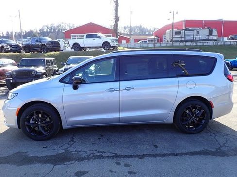 New 2026 Chrysler Pacifica Select w/ S Appearance Package image 2