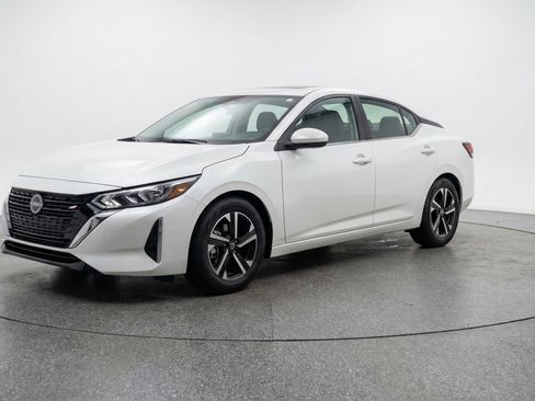 Used 2025 Nissan Sentra SV image 3