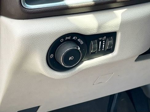 Used 2017 Chrysler Pacifica Touring-L Plus FWD image 10
