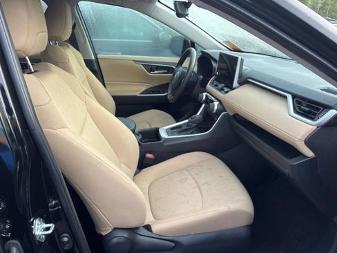 Used 2025 Toyota RAV4 XLE w/ Convenience Package image 9