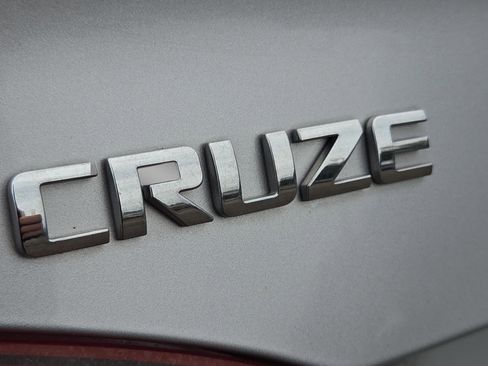 Used 2018 Chevrolet Cruze LS image 19