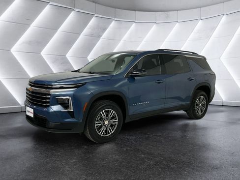 Used 2024 Chevrolet Traverse LT image 3