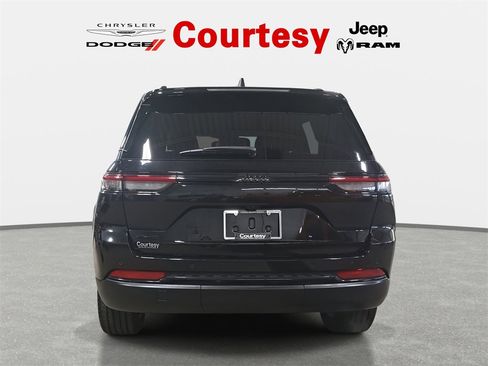 Certified 2023 Jeep Grand Cherokee Altitude image 6